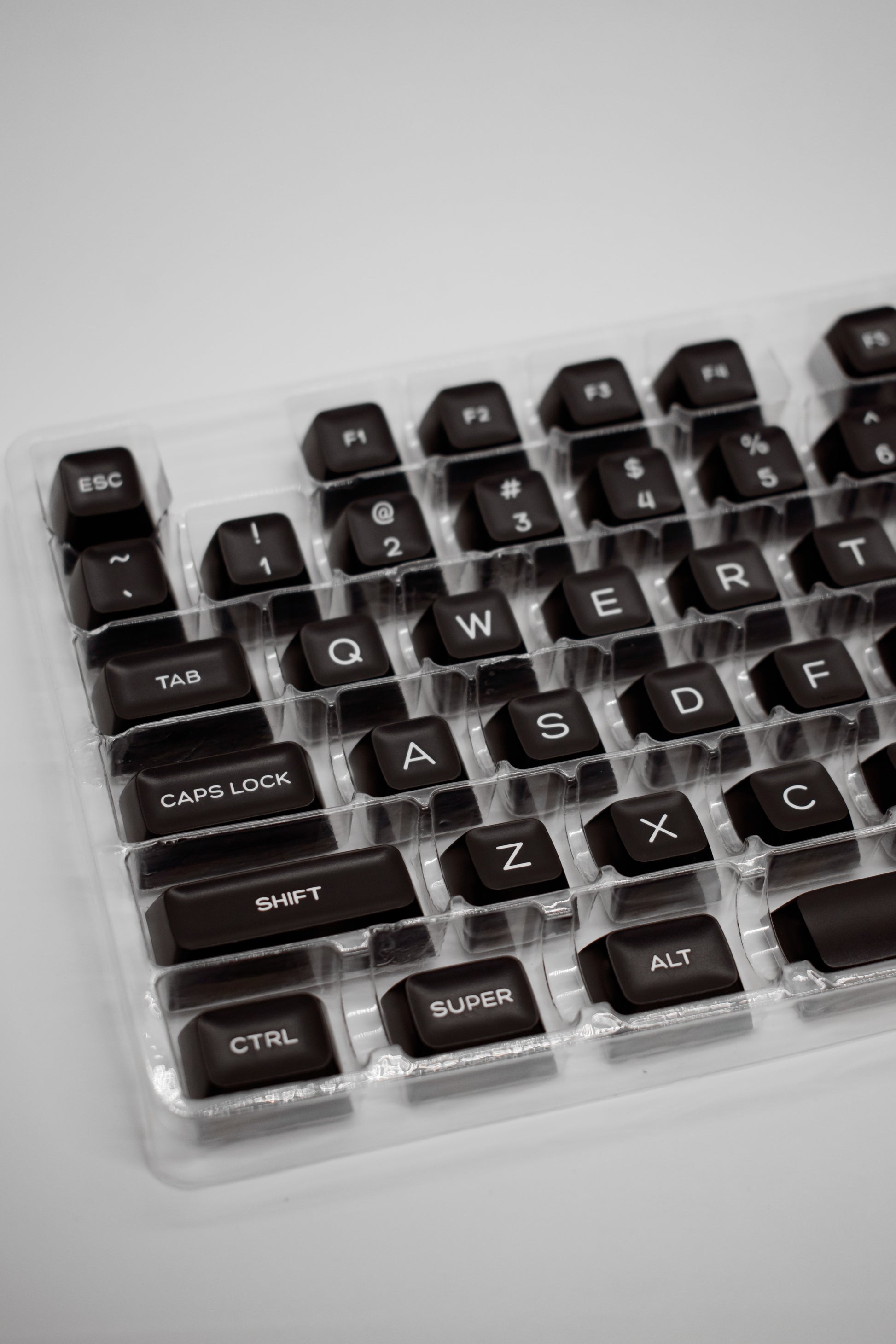 White on Black SA Profile Keycaps Капачки за Механична Клавиатура - TypeHero