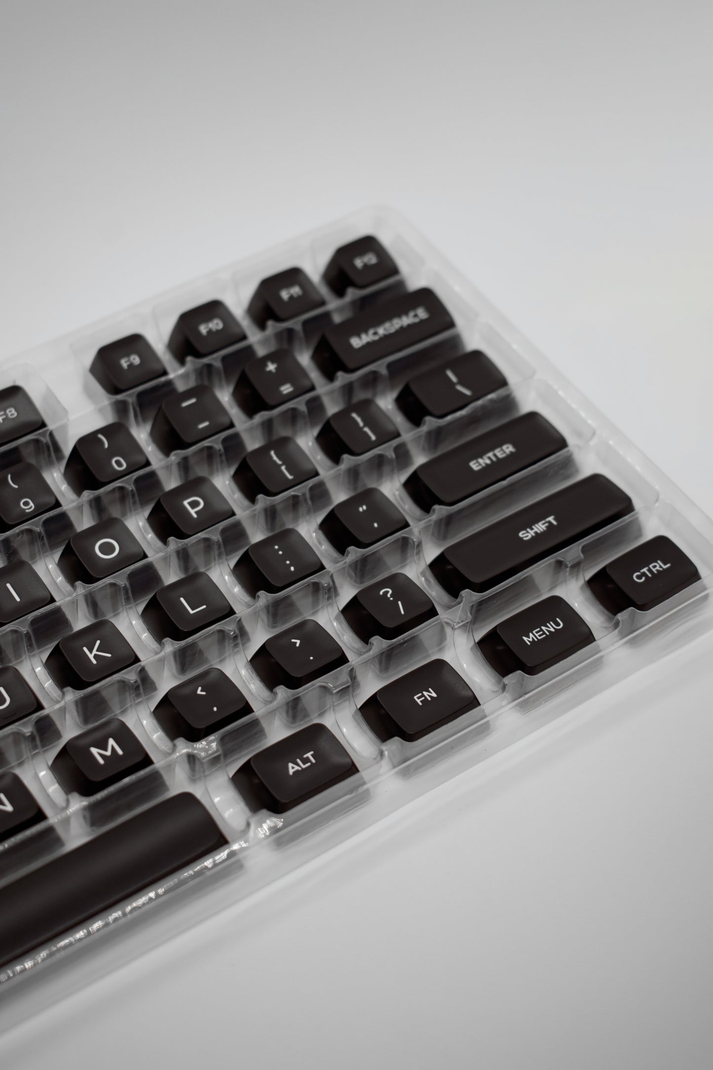 White on Black SA Profile Keycaps Капачки за Механична Клавиатура - TypeHero