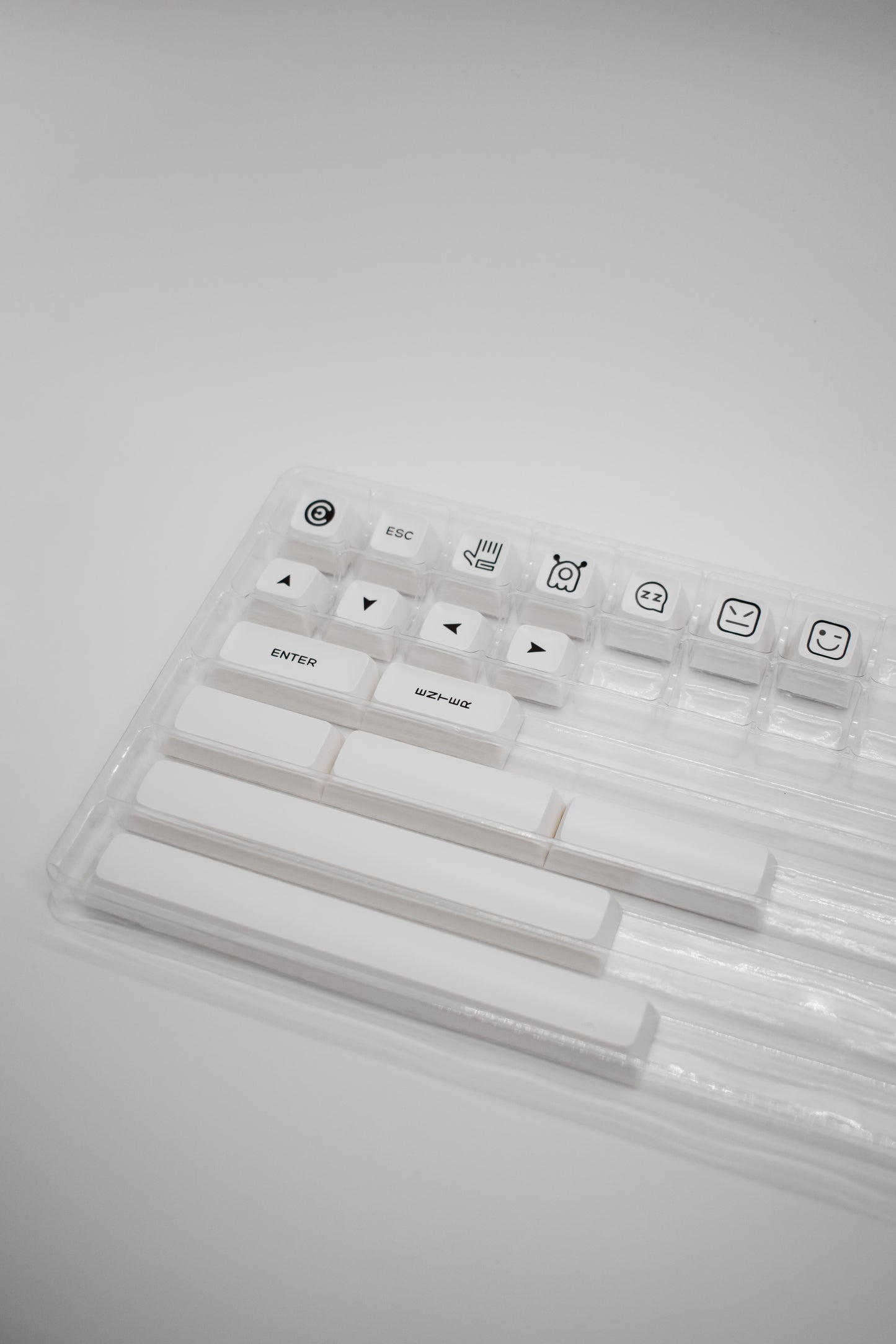 White on Black SA Profile Keycaps Капачки за Механична Клавиатура - TypeHero