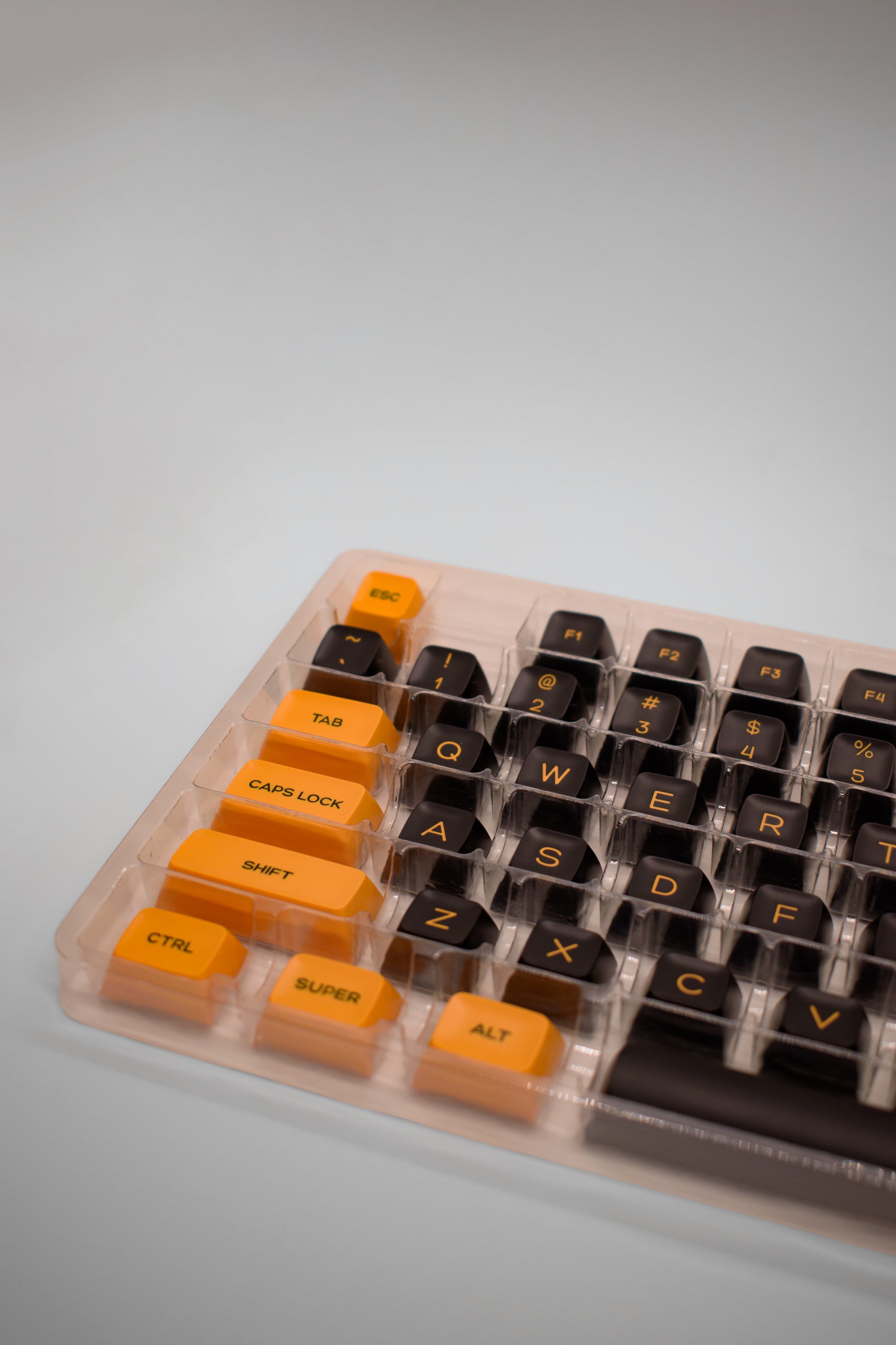 Black and Yellow SA Profile Keycaps Капачки за Механична Клавиатура - TypeHero