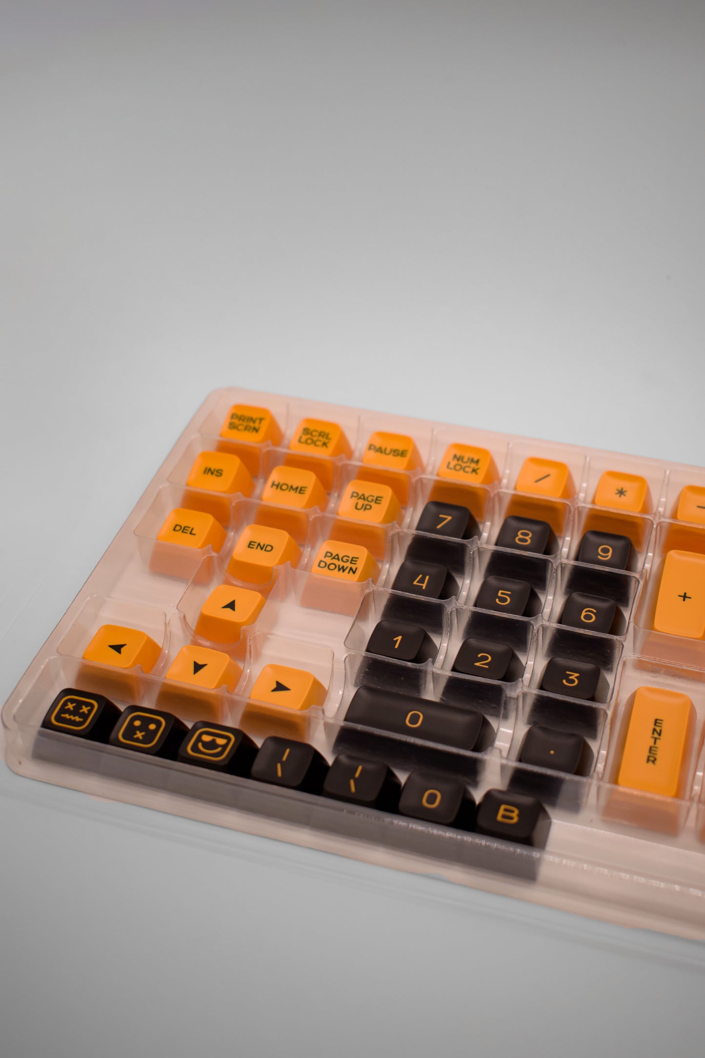 Black and Yellow SA Profile Keycaps Капачки за Механична Клавиатура - TypeHero