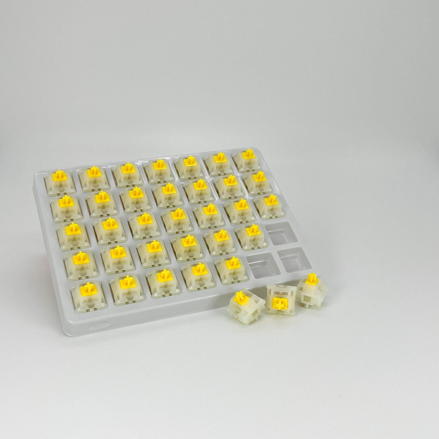 Gateron G Pro Milky Yellow (35 броя в кутия) Суичове за Механична Клавиатура 5-pin