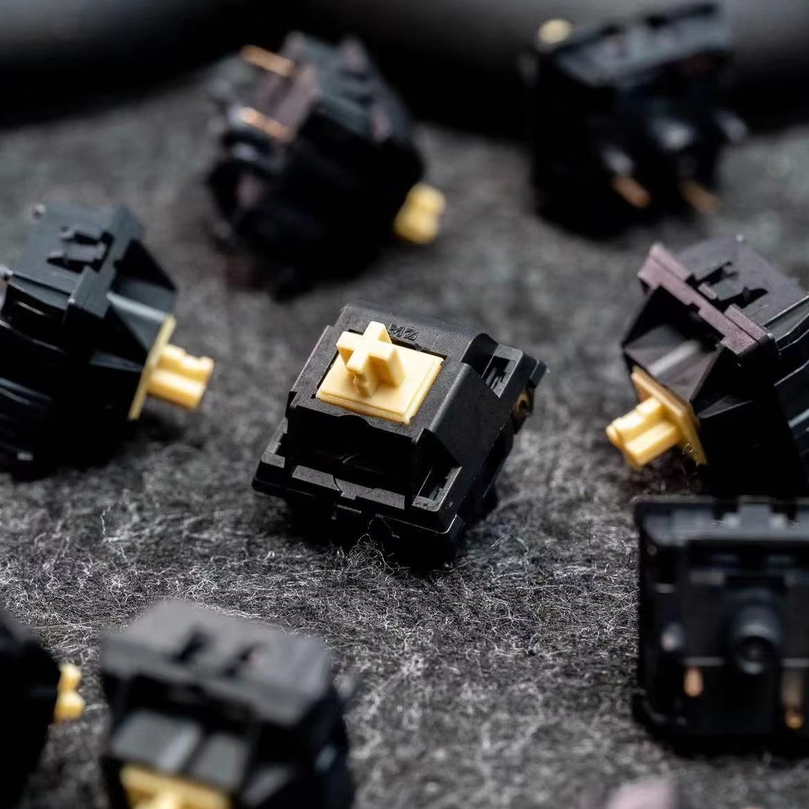 Keygeek Y3 Linear Switches 53g Thocky Суичове за Механична Клавиатура (70 броя)